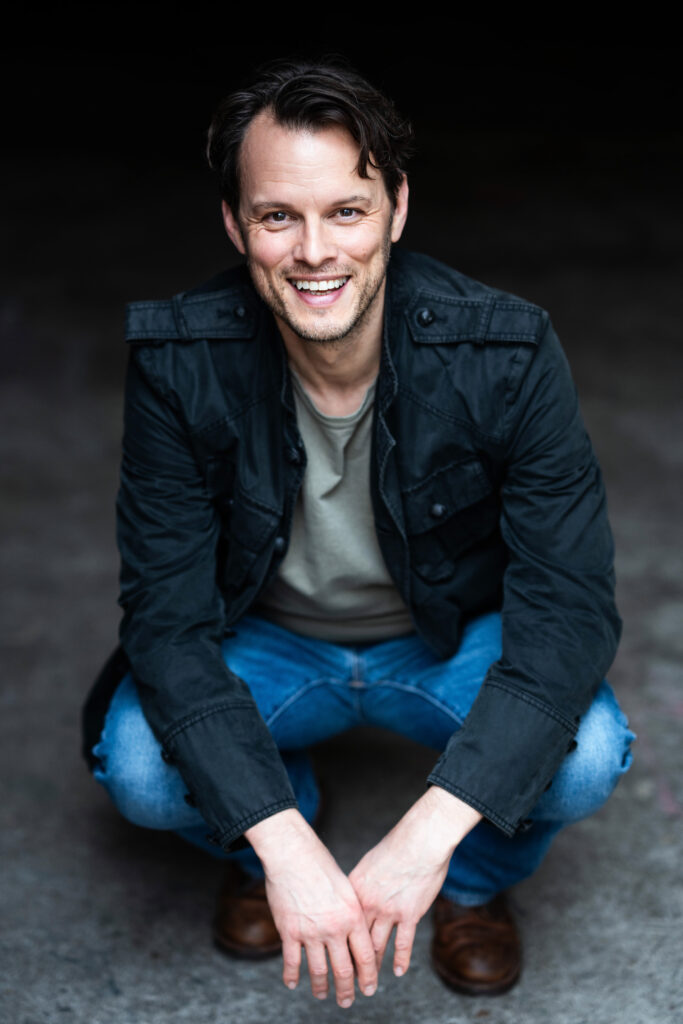 Nikolaj Alexander Brucker, hockend